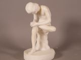 statue d'un homme assis sur un socle, les mains posées sur les genoux