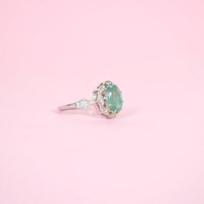 Bague or blanc 9K (375/oo), centrée d'une émeraude taille ov…