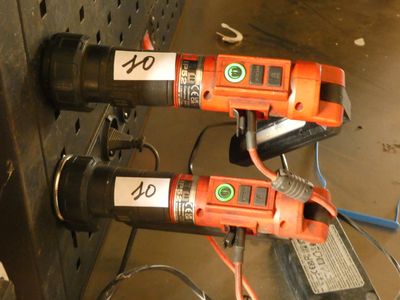 deux outils électriques branchés sur une prise murale