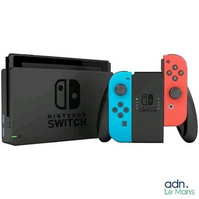 deux manettes Nintendo Switch posées l'une à côté de l'autre devant une boîte