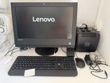 un ordinateur de bureau posé sur une table avec un clavier et une souris