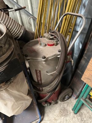 une photo montrant un tas d'outils et de matériel dans un garage