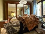 une photo d'un lit en désordre dans une chambre