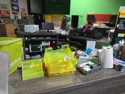 un bureau encombré et sur lequel se trouvent toutes sortes d'objets