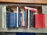 de nombreux livres qui se trouvent sur une étagère dans une boîte à livres