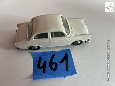 une petite voiture posée à côté d'une feuille de papier