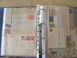 un classeur contenant tout un tas de courrier