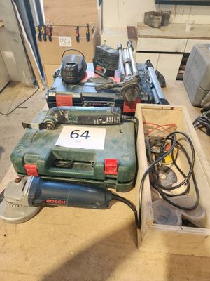 une boîte à outils posée sur une table dans un garage