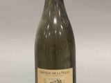 une bouteille de vin posée sur une table