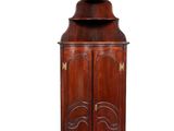 une armoire ancienne en bois à deux portes, munie d'une poignée de porte