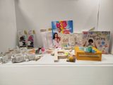une table sur laquelle se trouvent de nombreux objets