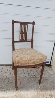 Petite chaise de chambre en bois naturel, assise tapissée.