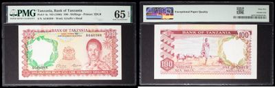 Trois types de monnaies différents sont exposés dans une vitrine