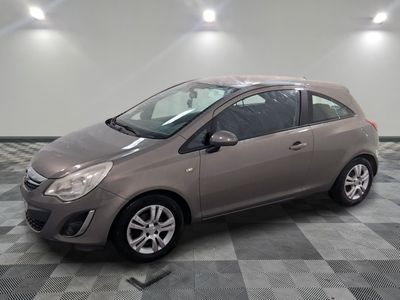 la petite voiture est garée sur un sol en damier dans le garage