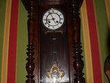 une horloge accrochée au mur dans un coin de la pièce