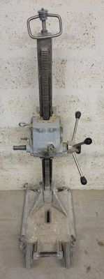 une machine posée sur une table