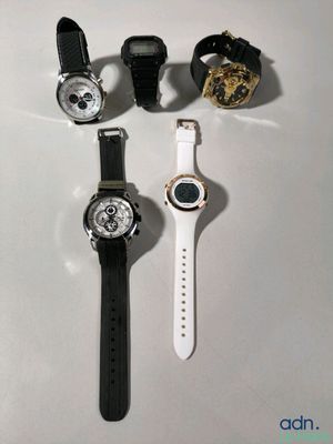 quatre montres différentes posées les unes à côté des autres sur une table