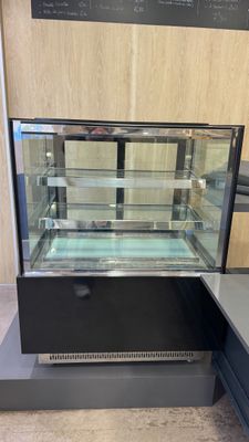 une vitrine en verre dans un magasin qui est vide