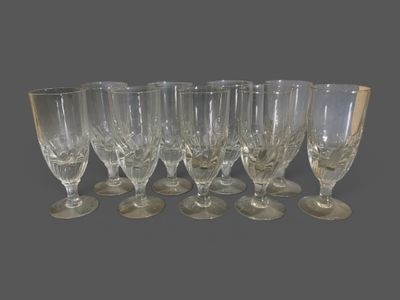six verres à vin sont alignés sur une surface grise