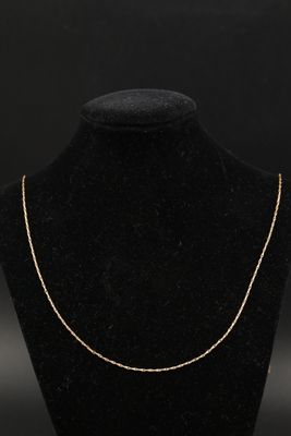 un collier à chaîne en or sur le cou d'un mannequin