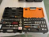 un grand nombre d'outils posés sur une table