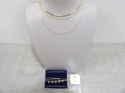 un mannequin blanc portant un collier et un bracelet