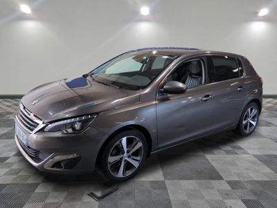 la voiture grise est garée dans le garage sur le sol en damier