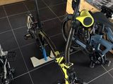 deux vélos garés dans une pièce