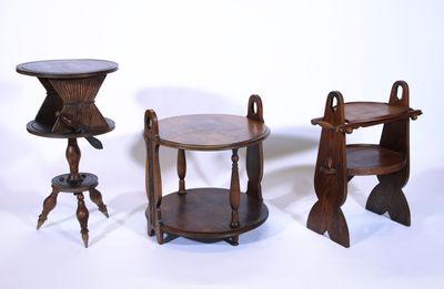 trois petites tables et chaises en bois sur fond blanc