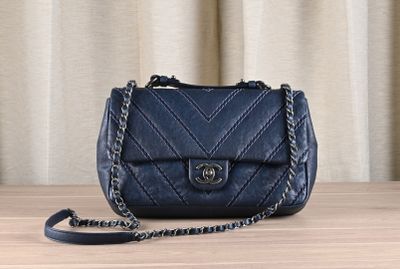 CHANEL Sac en cuir bleu rebrodé d'un motif en chevrons en ca… - Photo 1