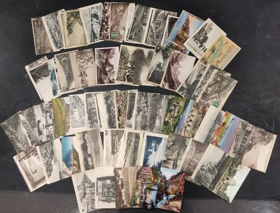 une vieille photo montrant une pile de vieilles cartes postales posées sur une table