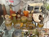 une table en verre sur laquelle sont posés de nombreux objets en verre