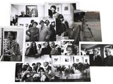 plusieurs photographies en noir et blanc représentant des personnes et des fleurs dans une pièce