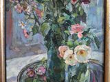 tableau représentant des fleurs dans un vase posé sur une table dans une pièce