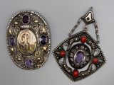deux bijoux en argent et en améthyste posés sur un fond blanc