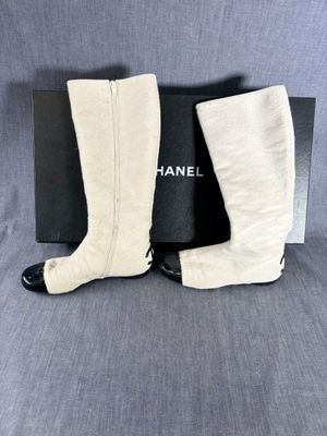 une paire de bottes blanches à semelles noires sur fond bleu