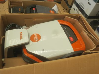 une boîte contenant un aspirateur et d'autres objets