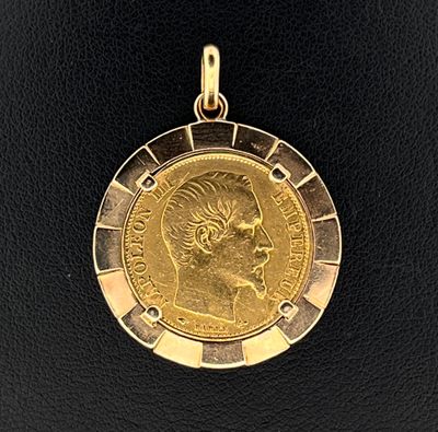 gros plan d'une pièce d'or sur une surface en cuir noir