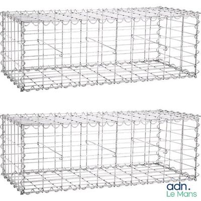 une paire de cages métalliques munies de roulettes de chaque côté