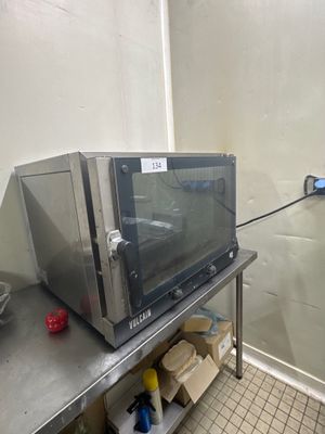 un micro-ondes posé sur une table dans une cuisine