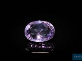 un diamant violet sur un fond noir