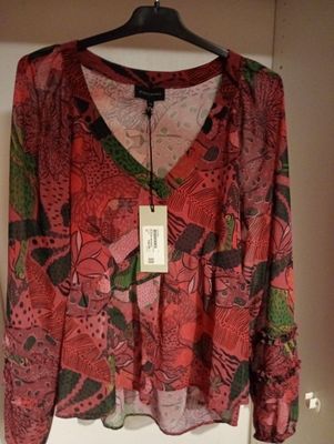 un gros plan d'une chemise suspendue à un cintre dans une armoire