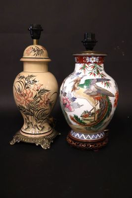 Paire de lampes en porcelaine à décor de fleur et de paon Ha…