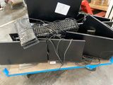 beaucoup de matériel informatique sur un chariot dans l'entrepôt