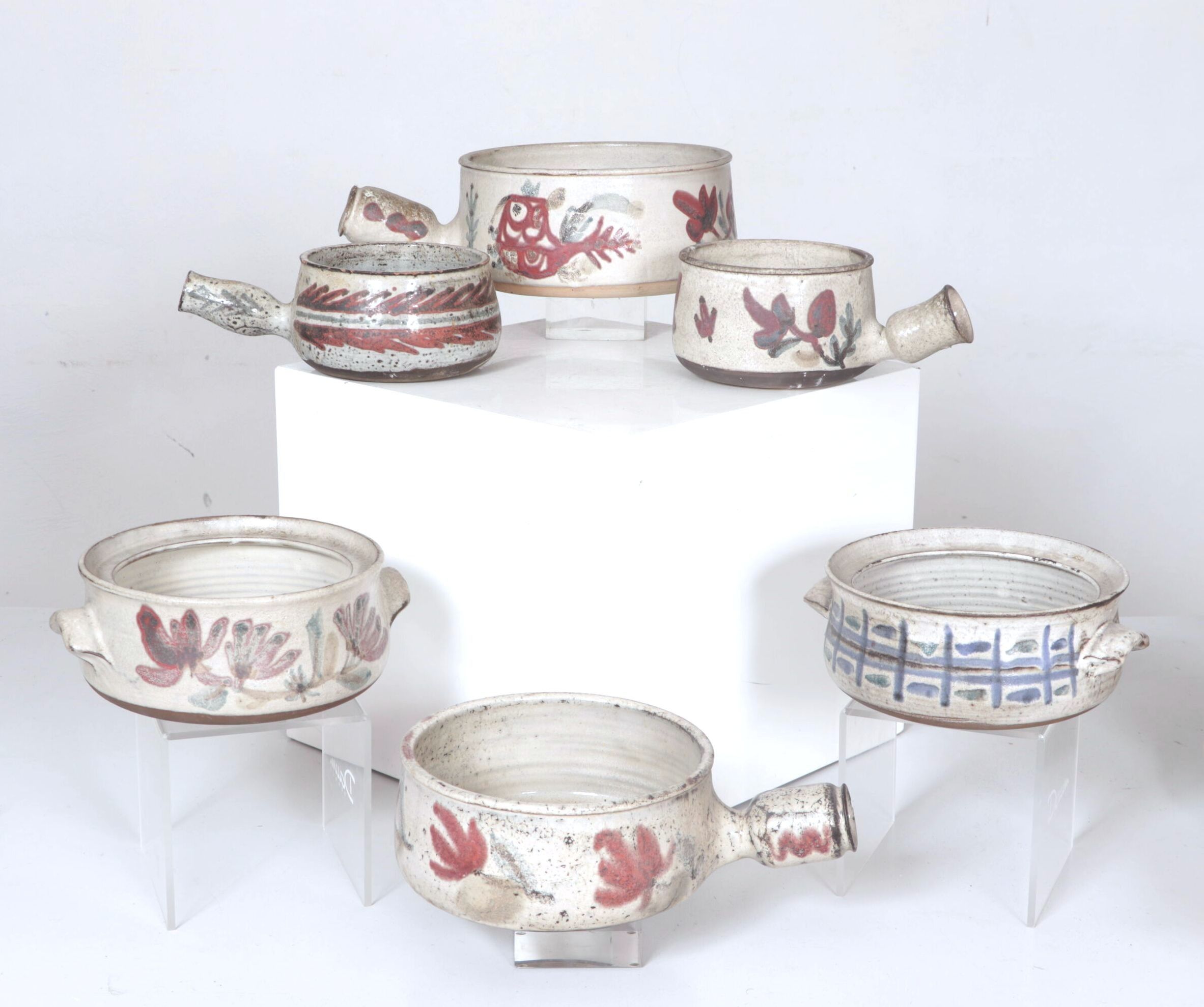 Gustave REYNAUD (1915-1972), Atelier Les Mûriers, Vallauris. Réunion de quatre coquelons et deux corps de soupières e...