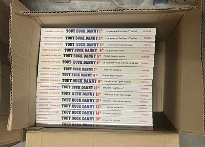 beaucoup de boîtes à pizza dans un carton posé par terre