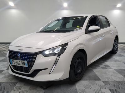 la voiture blanche est garée sur un sol en damier dans le garage
