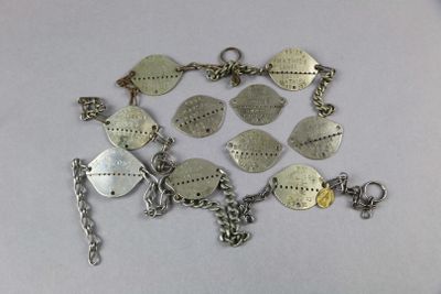 un bracelet orné de nombreuses breloques