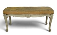 BANQUETTE en bois sculpté d’une coquille laqué blanc.