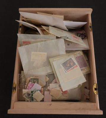 une boîte en bois remplie de vieilles photos et de cartes postales